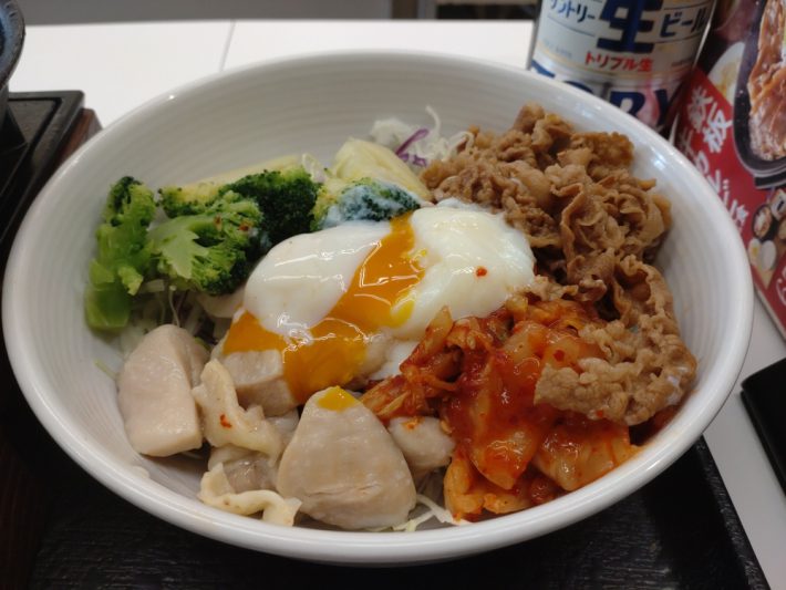 牛肉、鶏肉、ブロッコリー、半熟卵とタンパク質マシマシ