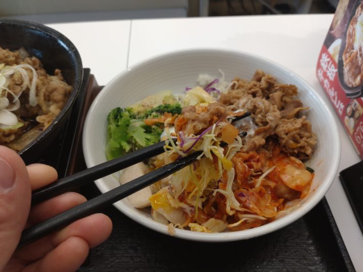 半熟卵やキムチをしっかりかき混ぜると美味しい