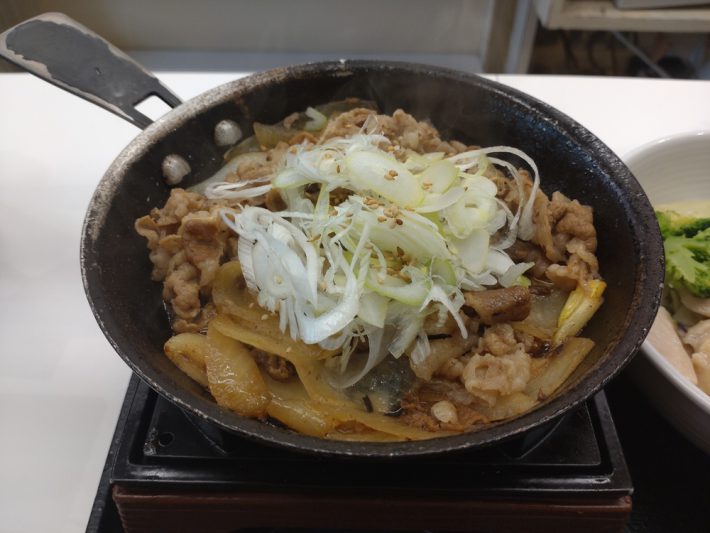 鉄板に乗った状態で運ばれる鉄板牛焼肉皿