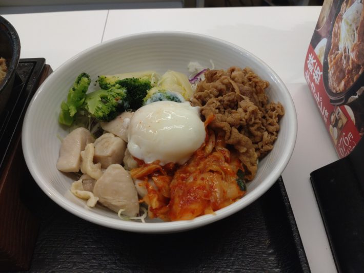 見た目からヘルシーなキムチ牛サラダ