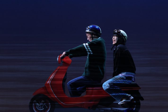 男性ブランコ平井まさあき　写真提供：『鴨川ホルモーワンスモア』