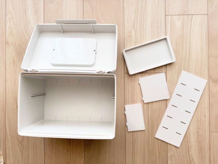 仕切り板3枚とトレーがついている