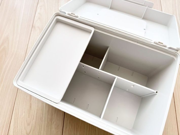 平置きしたいものや頻繁に使うアイテムはトレーに