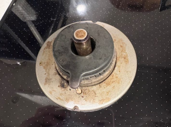 汚れがこびりついて落としにくい五徳