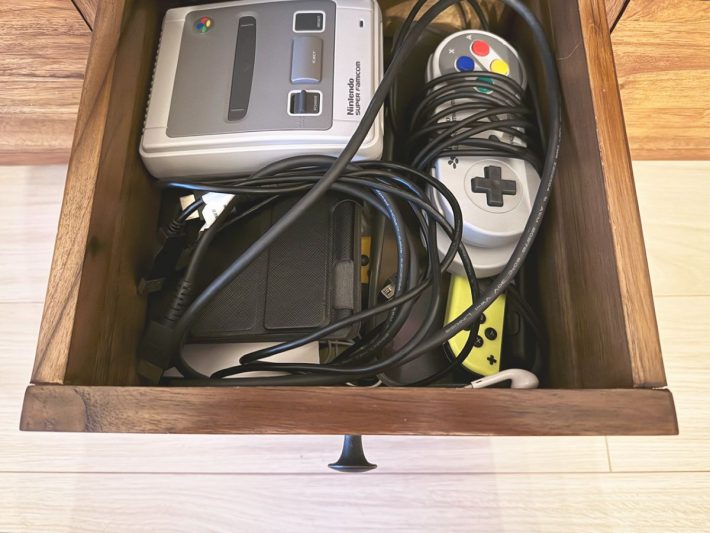 ケーブル類が乱雑に詰め込まれている引き出し