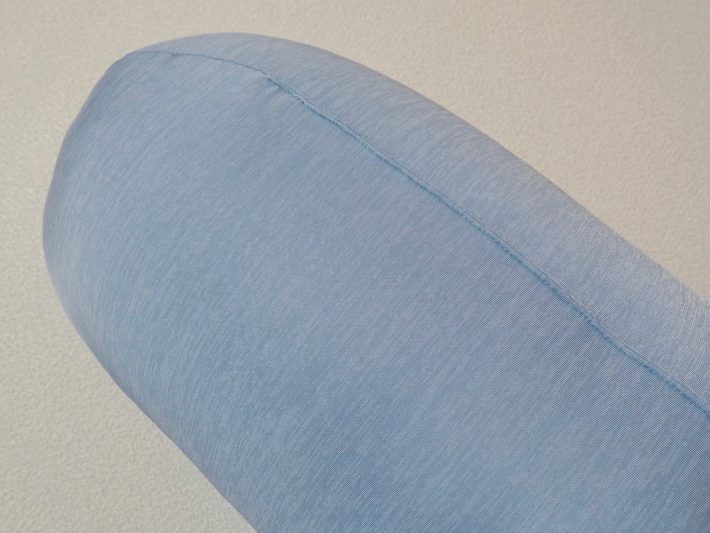 背当てにもなるひんやり抱きまくら