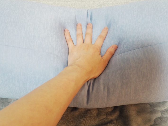 背当てにもなるひんやり抱きまくら