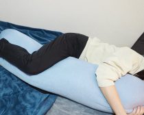 背当てにもなるひんやり抱きまくら