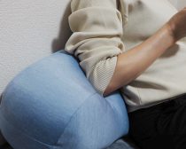 背当てにもなるひんやり抱きまくら