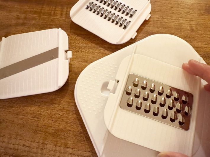 スライス刃・千切り刃・細切り刃は中フタにセット