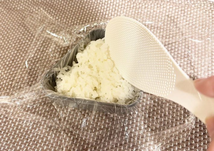 ケースの中でおにぎりを作れる