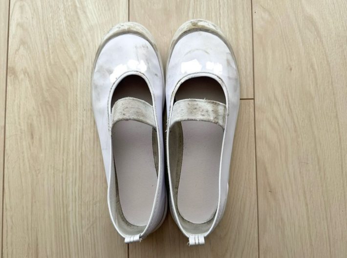 洗う前の汚れを溜め込んだ上履き
