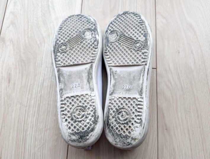 真っ黒になっている上履きの裏