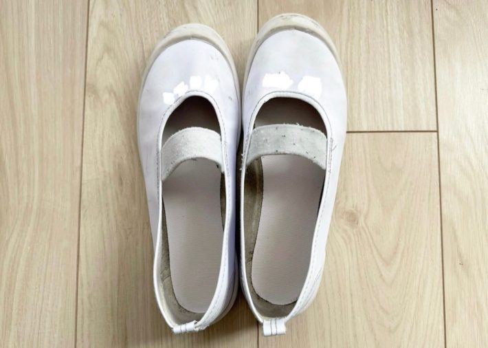 全体的に白くなった上履き