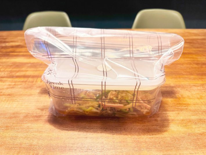 マチ付きだとタッパーをすっぽり入れられる