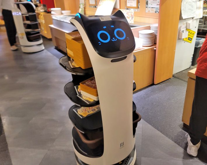 しゃぶ葉のほぼ全店舗に導入されているネコ型配膳ロボット「BellaBot」