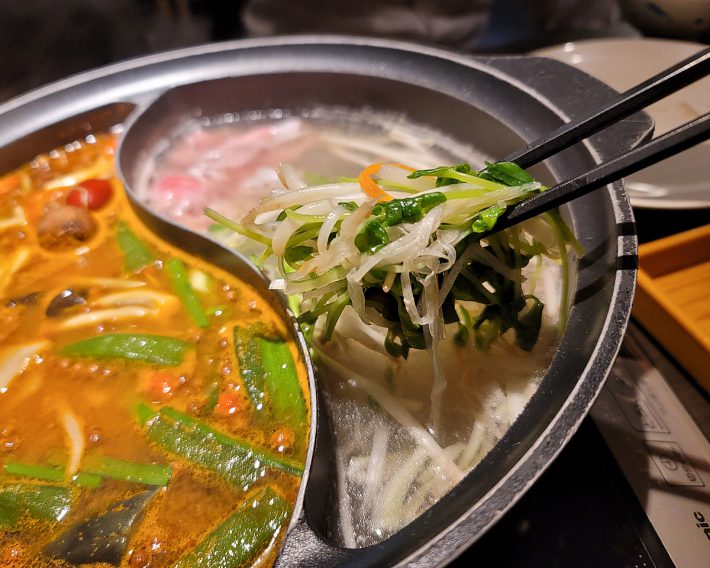 しゃぶ葉のしゃぶしゃぶにたっぷりの野菜を箸で持ち上げる