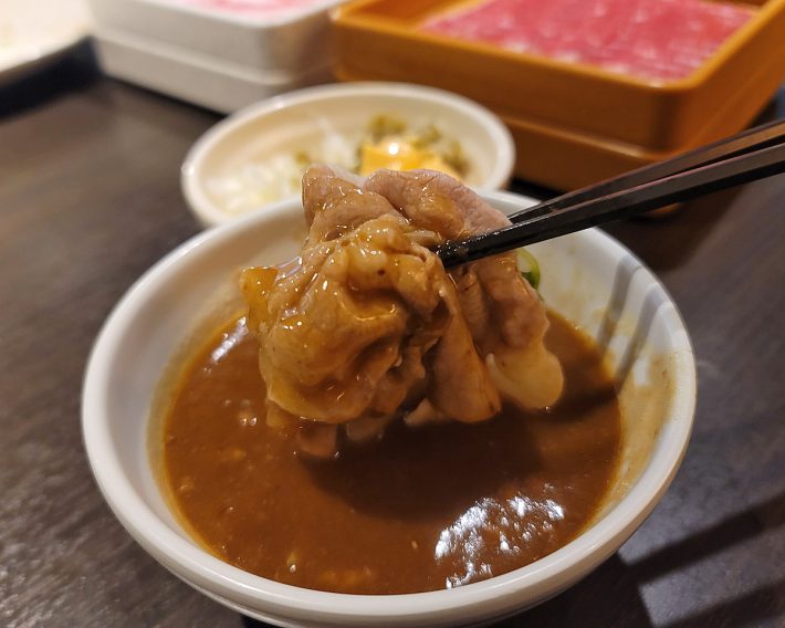 しゃぶ葉自慢のカレーに肉を浸した