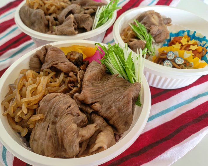 昨晩のすき焼きの残りをどんぶりに。水菜や漬物、冷凍食品を添えただけです