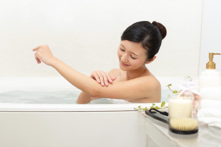 お風呂でくつろぐ女性