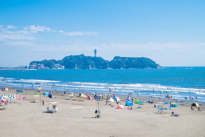 片瀬西浜海水浴場と江の島の風景 / Scenery of Katase West Beach and Enoshima Island. Fujisawa, Kanagawa, Japan.