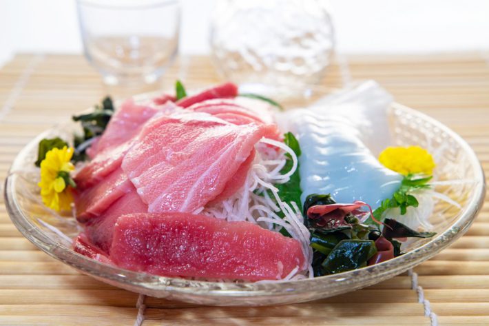 刺身の盛り合わせとお酒