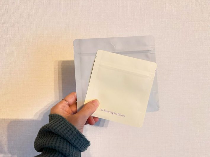 使用前のポーチは薄いのでかさばらない