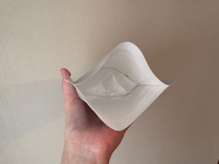 小サイズは約4cmのマチ付きで収納力も抜群