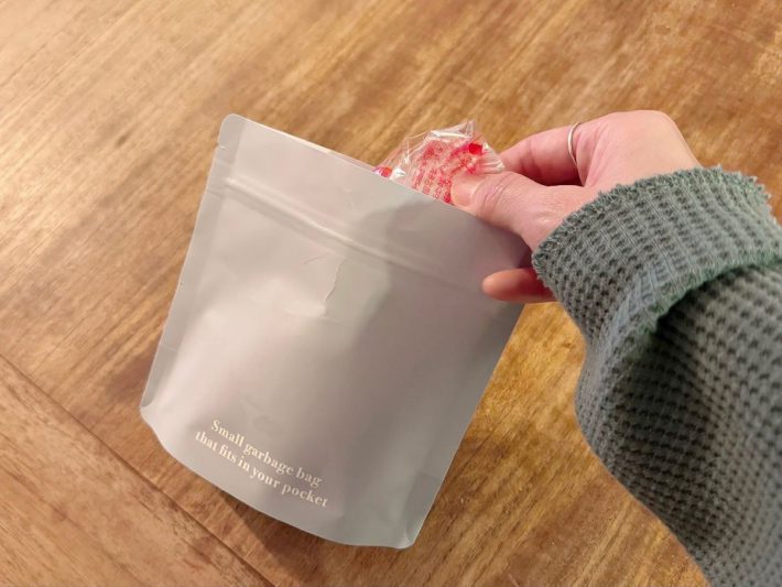 お菓子のゴミが出てもダストポーチがあれば大丈夫