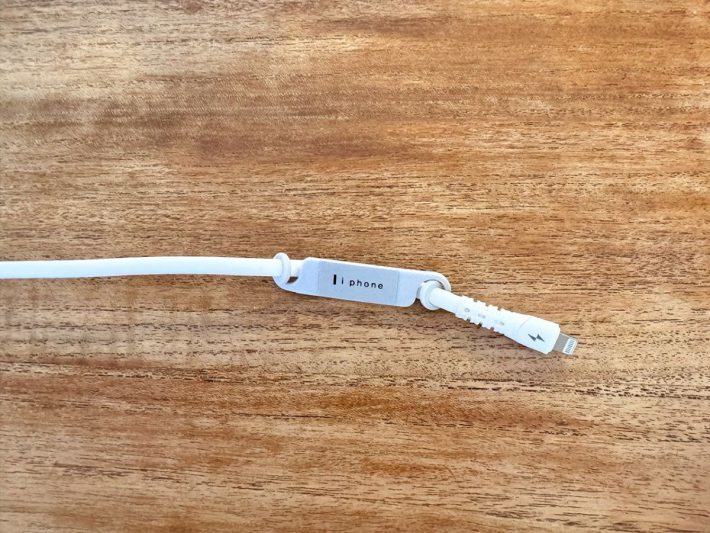 項目を記したタグの両端をケーブルに引っ掛ける