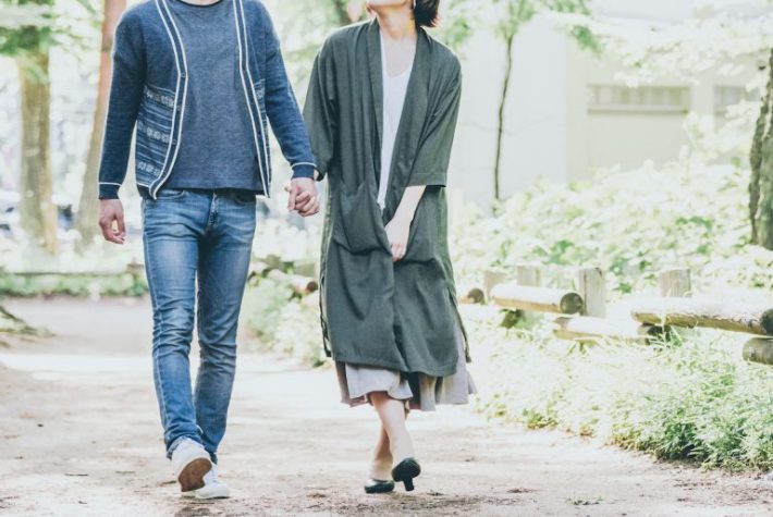 夫婦　カップル　散歩
