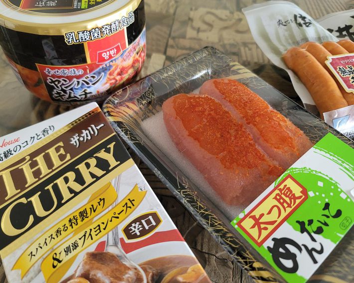 辛口のカレー、キムチ、明太子