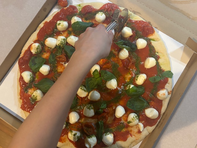 コストコ「マルゲリータ」をカット