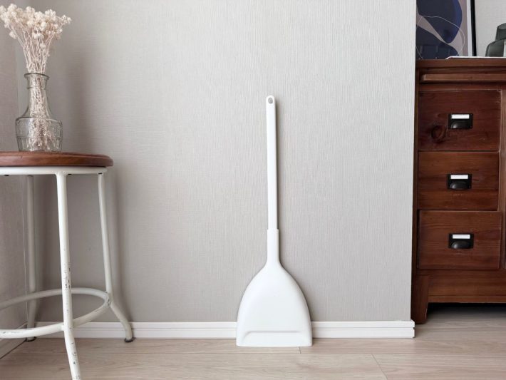 ちりとりがブラシ部分の目隠しの役目も担ってくれる