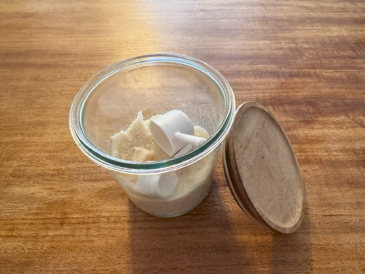 ガラスキャニスターの中で固まった砂糖