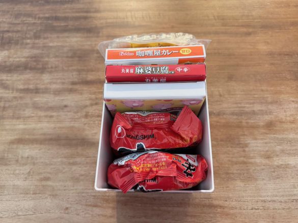 ケースに収納されたレトルト食品やふりかけ