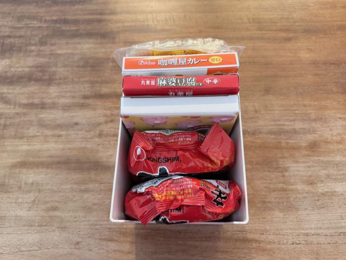 ケースに収納されたレトルト食品やふりかけ