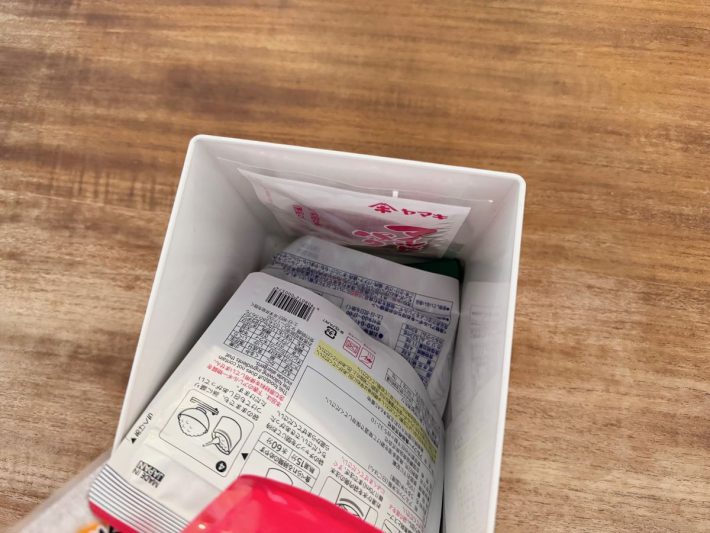 ペラペラの袋などは完全に倒れて下敷きに