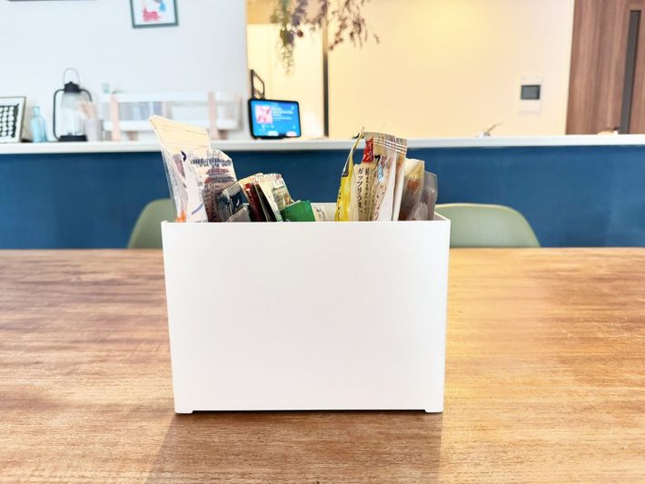 仕切りをつけたことで袋や調味料が倒れない