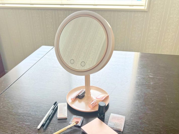 眉を描くときは鏡から50㎝程度離れる