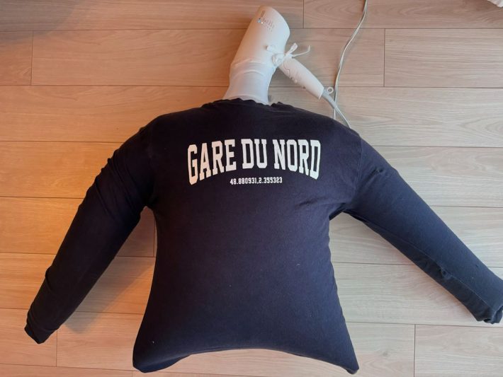 ドライヤーのスイッチを入れて風を送る