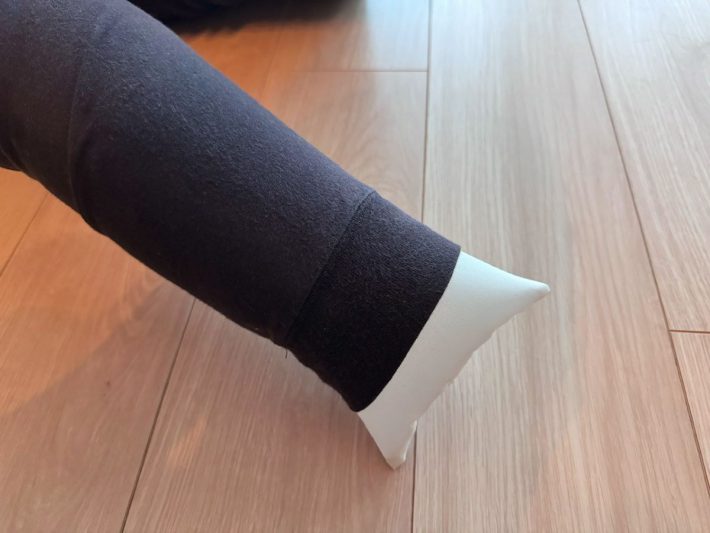 衣類の袖が長い場合は途中で少しまくり上げる