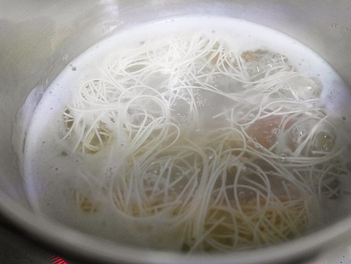 そうめんをゆでる
