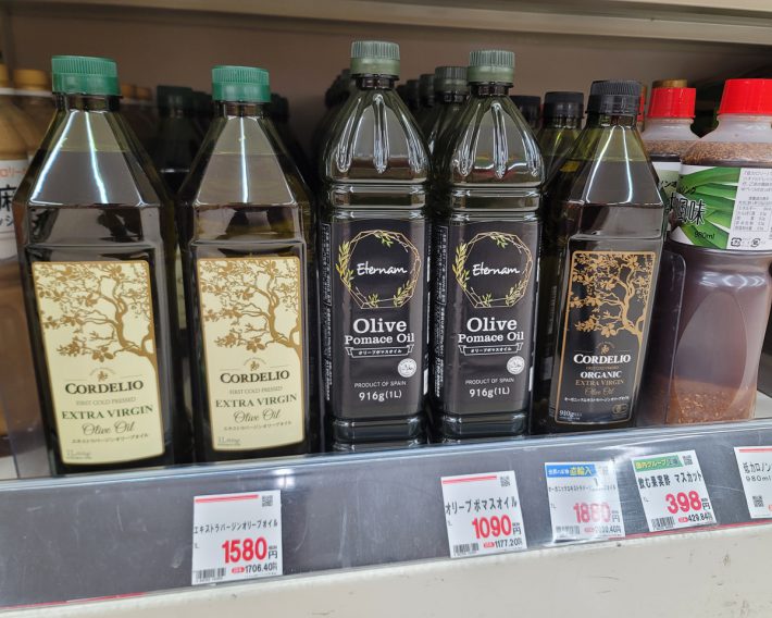 スーパーに並ぶオリーブオイル