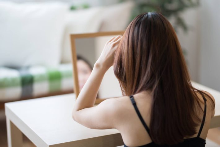 鏡を見る女性