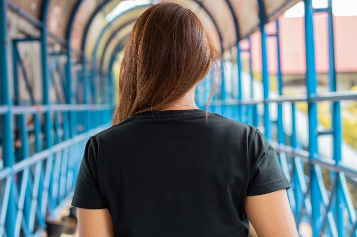 Tシャツを着た女性