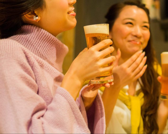 ビールを飲む女性