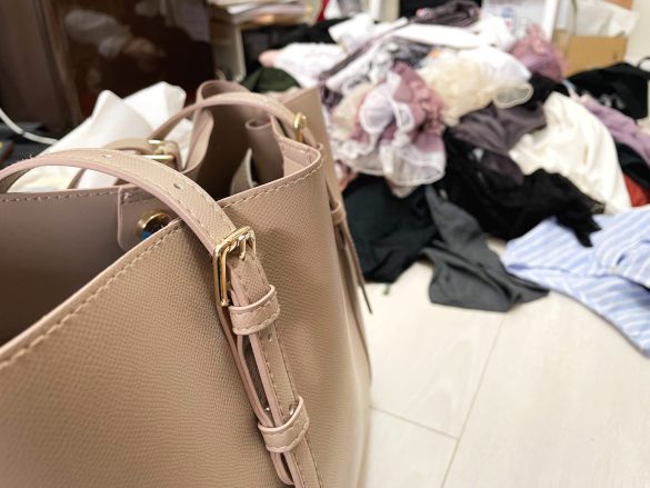 女性用バッグと下着など衣類の山