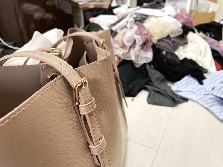 女性用バッグと下着など衣類の山