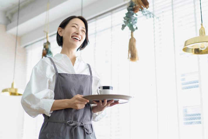 笑顔のカフェ店員女性